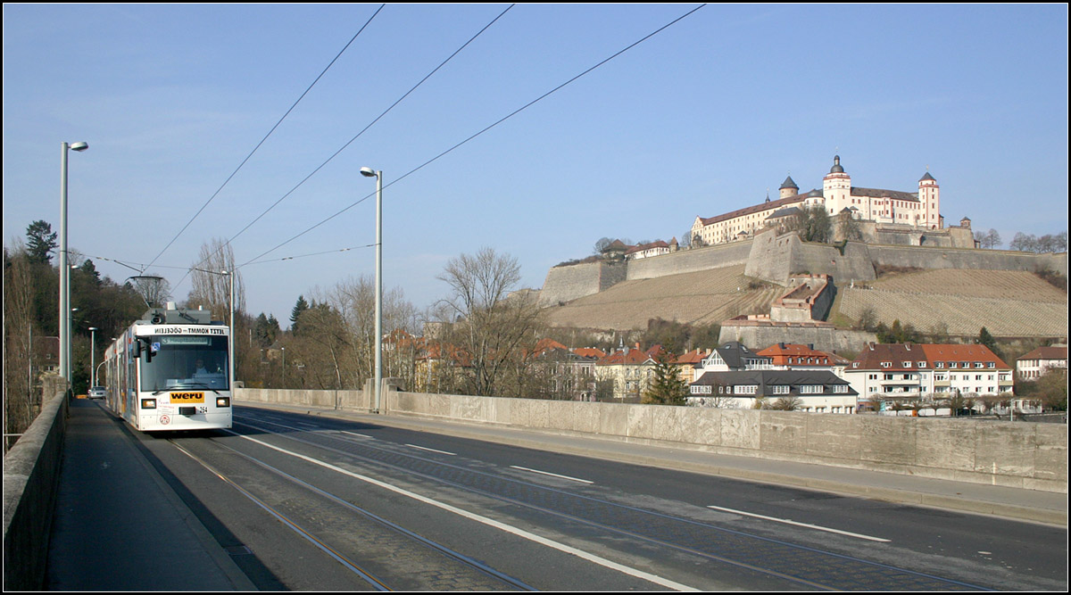 Unter der Festung / Über dem Main -

GT-N auf der Ludwigsbrücke in Würzburg, oben die Marienburg. 

25.02.2006 (M)