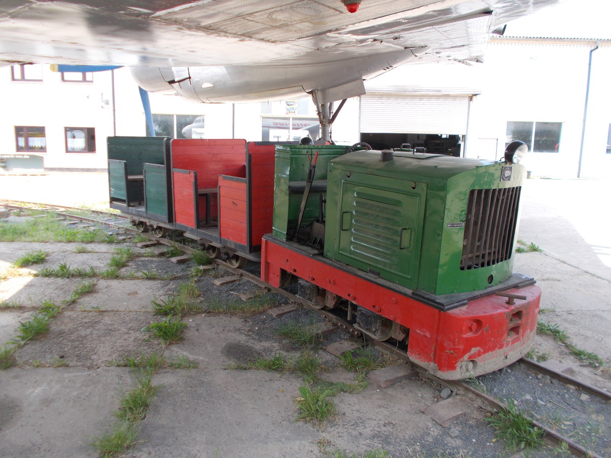 Unter den Flügeln,einer IL-14,fand die Feldbahn im Grimmener Technikpark einen kühlen Platz vor der Hitze.Aufnahme vom 01.Juni 2018.