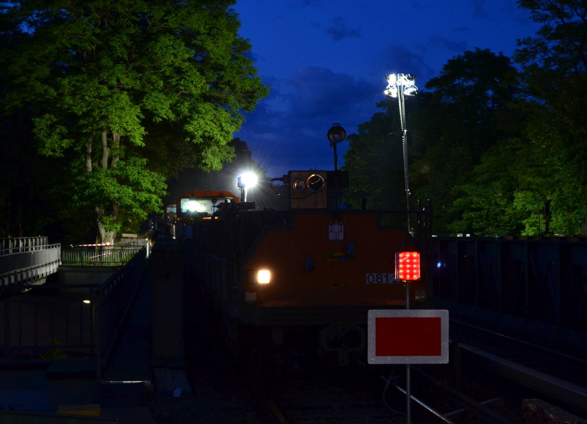Unter Flutlicht: die Baustelle am Hamburger U-Bahnhof  Kellinghusenstraße  befindet sich zwischen zwei befahrenen Gleisen der Linie U3. 14.6.2014