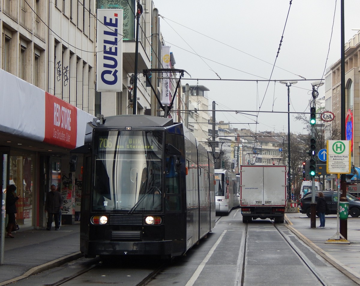Unter den gnzen Silberpfeilen befindet sich auch ein schwarzes Schaf ...äh... ein schwarzer NF6. Hier fährt er gerade über den Jan Wellem Platz. Seit dem 21.2.2016 am Tage der Wehrhahn Tunnel Eröffnung verkehrt hier nichts mehr oberirdisch.

Düsseldorf 19.02.2016