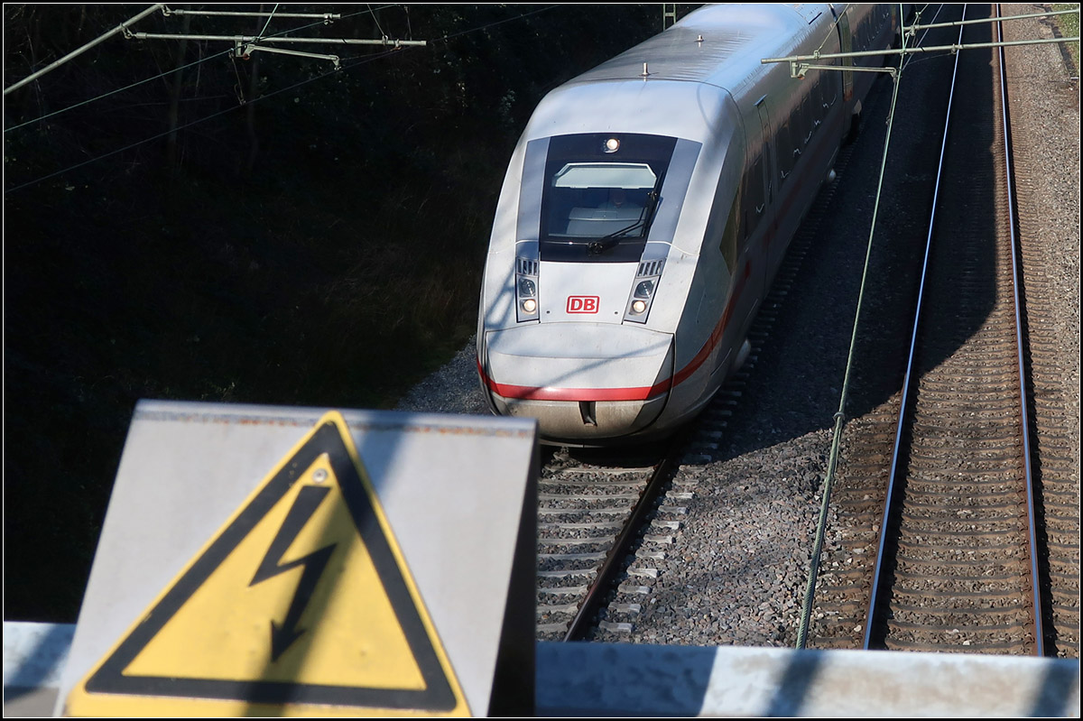 Unter Hochspannung -

... befindet sich ein ICE 4 auf seiner Fahrt von Stuttgart nach München, diesmal wieder über die Remsbahn. Sonnenschein führt auch zu Bildstörungen...

Bei Kernen-Rommelshausen. Mein Hund konnte nicht verstehen, warum ich hier warten wollte... Ja, immer wenn das Herrchen seinen kleinen schwarzen Kasten mitnimmt, bleibt er irgendwo minutenlang stehen, was will der da bloß?

22.03.2020 (M)