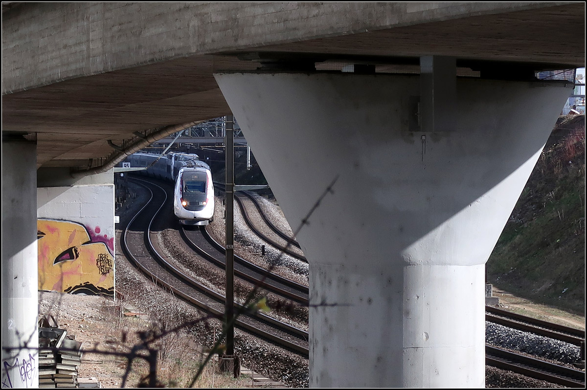 Unter der Hochstraße -

TGV unter aufgeständerten Autobahnzufahren im Basler Stadtteil St. Alban. Der Zug erreicht in Kürze den Bahnhof Basel SBB.

07.03.2019 (M)