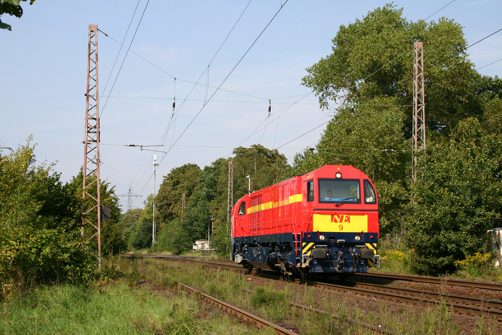 Unter der internen Loknummer 9 war diese G2000 früher bei der Neusser Eisenbahn im Einsatz.
Aufgenommen am 3. September 2004 in Ratingen-Lintorf.