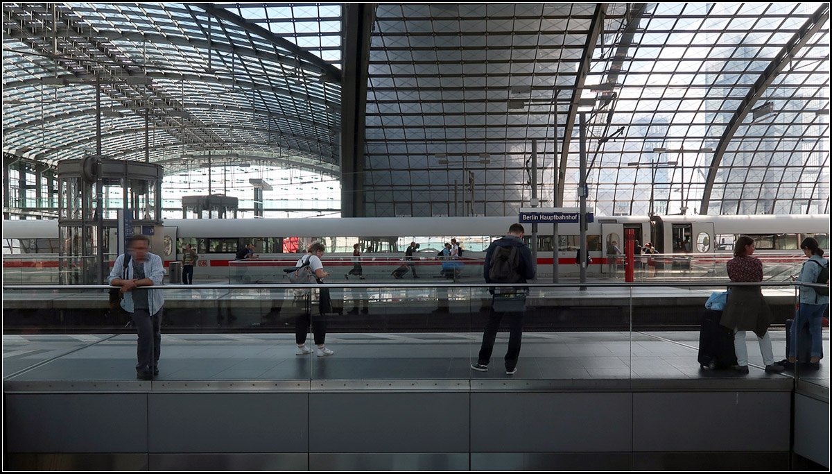 Unter kreuzenden Glasdächern -

Berlin Hauptbahnhof, 19.08.2019 (M)