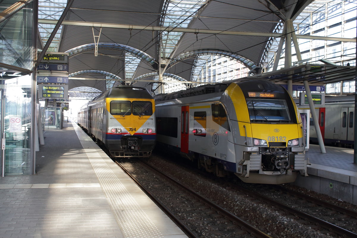 Unter der modernen Bahnhofshalle in Leuven warten der E-Triebwagen AM 08 und der IC nach Antwerpen mit dem E-triebwagen AM 80 394 auf die Abfahrt. Aufgenommen am 22.01.2017