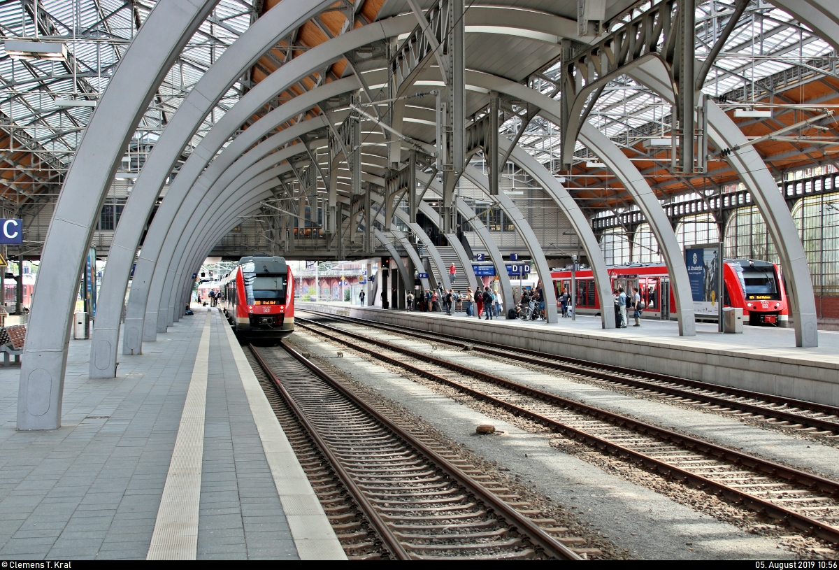 Unter und neben dem Rundbogen im Startbahnhof Lübeck Hbf...
648 450-4 und 648 853-9 (Alstom Coradia LINT 41) von DB Regio Schleswig-Holstein (DB Regio Nord) als RE 21612 (RE83) nach Kiel Hbf stehen auf Gleis 4.
Im rechten Bildteil steht 623 525 (Alstom Coradia LINT 41) von DB Regio Nordost als RE 13087  Stadttore-Linie  (RE4) nach Bad Kleinen auf Gleis 1.
[5.8.2019 | 10:56 Uhr]