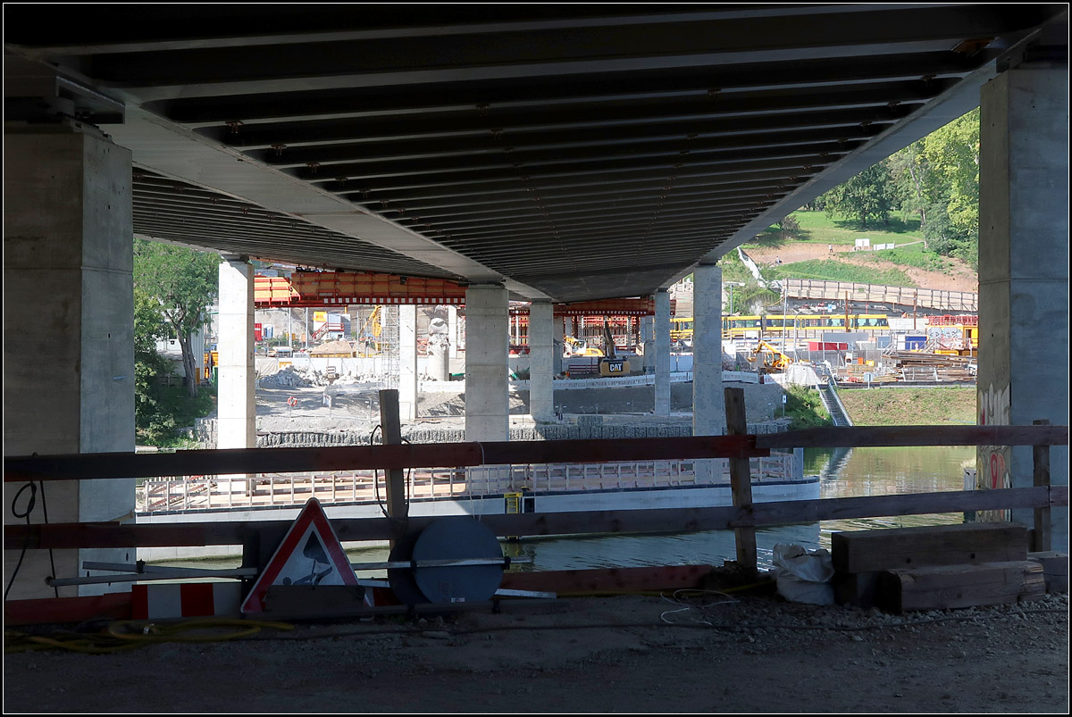 Unter der neuen Bahnbrücke -

Baustelle der neuen viergleisigen Neckarbrücke in Stuttgart-Bad Cannstatt. Hier unten wird noch ein Rad- und Fußwegsteg eingehängt. Im Hintergrund findet sucht sich eine Stadtbahnzug der Linie U14 seinen Weg durch die Baustellen. Neben der Bahnstrecke mit der Brücke und seinen Tunneln wird auch noch ein großer Straßentunnel unter dem Rosensteinpark gebaut.

13.09.2019 (M)