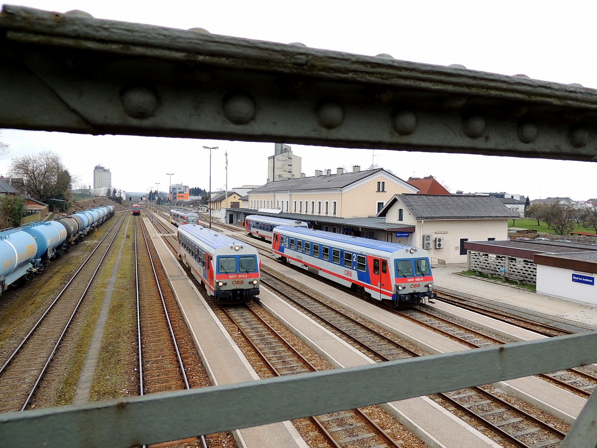 Unter Nieten , bzw. 5047 063-7(R3472) und 5047 083-0(R5969)durchfahren den Bahnsteg in Ried; 150328