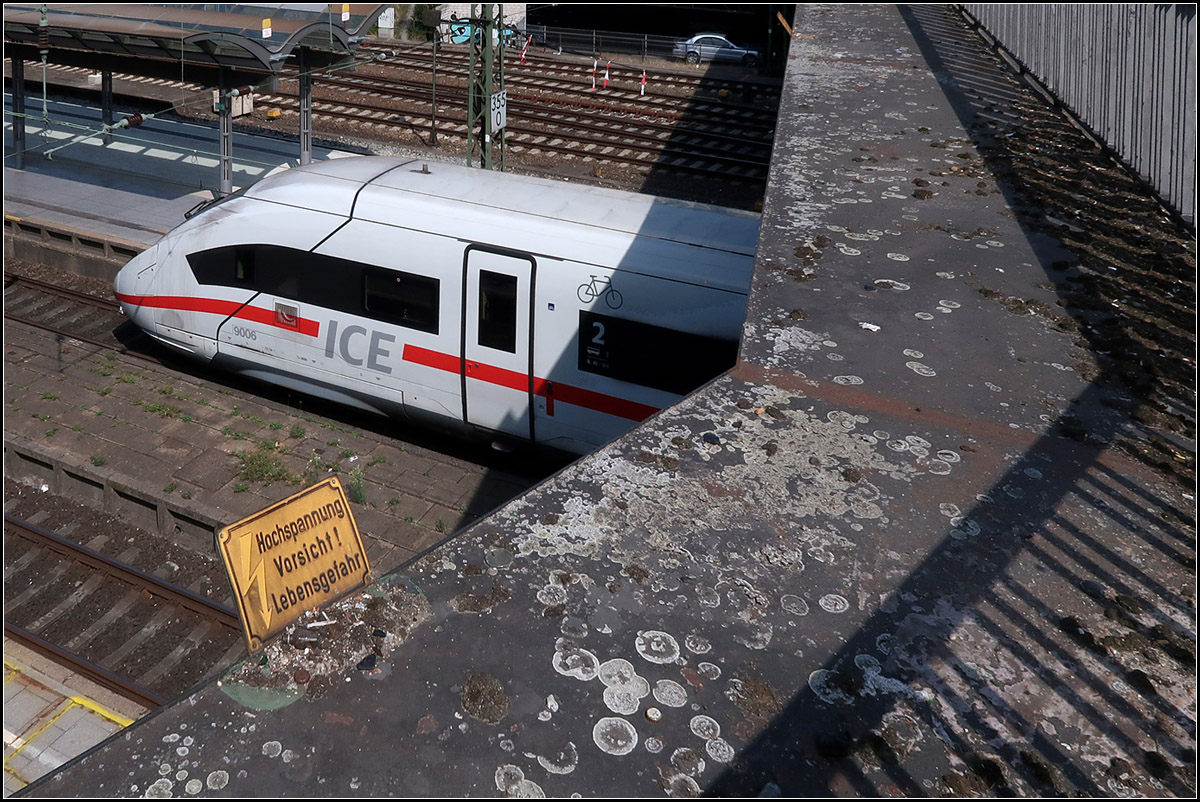 Unter organischem Graffiti -

... verlässt ein ICE 4 den Hamburger Hauptbahnhof.

16.08.2018 (M)