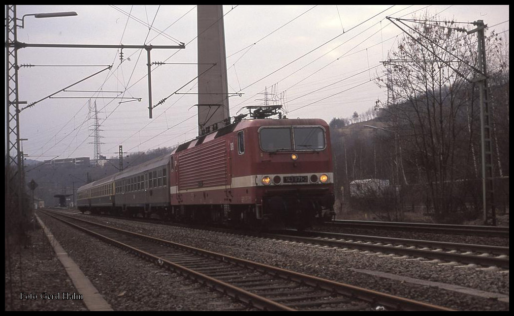 Unter der riesigen Autobahnbrücke in Siegen Eisenfeld kam mir am 10.3.1993 um 16.02 Uhr die 143871 mit dem Nahverkehrszug nach Siegen vor die Linse.