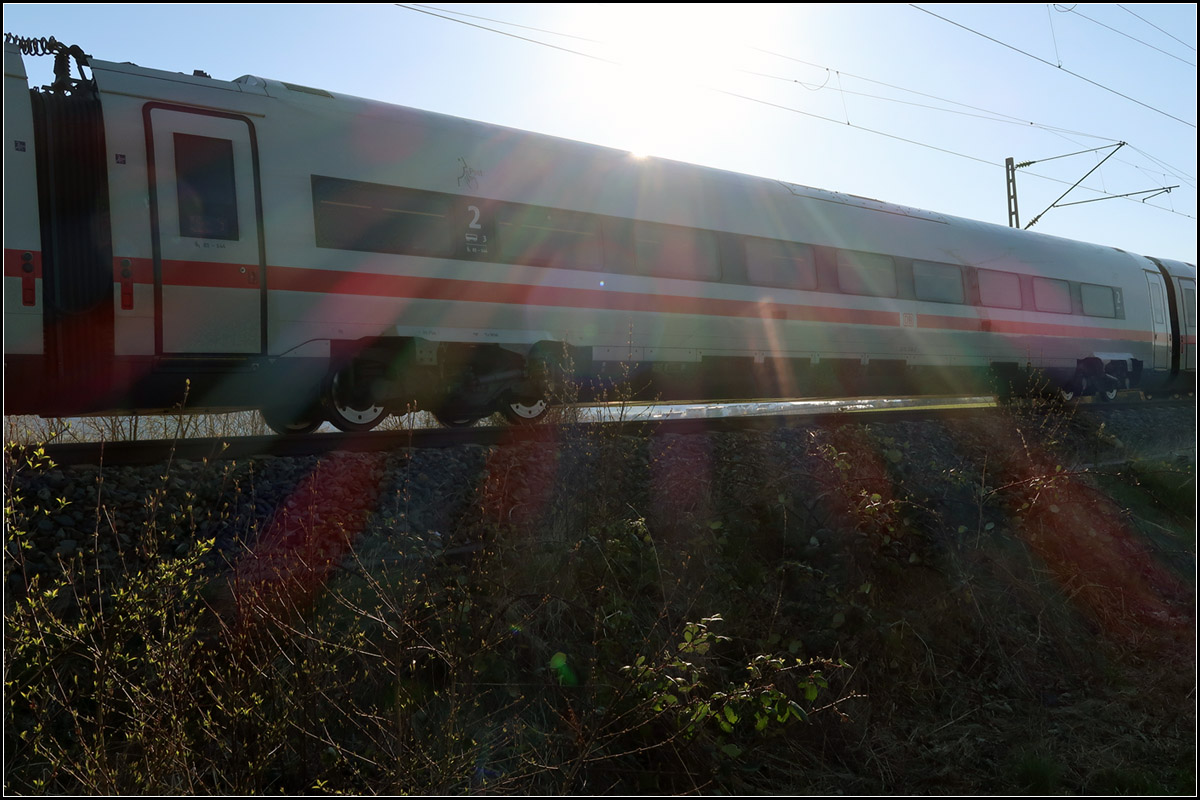 Unter Sonnenstrahlen -

... liegt der Zwischenwagen eines ICE 4 auf der Fahrt nach München. Remsbahn bei Weinstadt-Endersbach.

So finde ich das Bild wesentlich besser, mit dem vollständigen Zwischenwagen. Dabei bleibt auch der grüne Zweig unten in Bildmitte mit im Bild, die Schieflage gibt dem Bild eine besondere Note, wie auch die Unterbrechung der Oberleitung im Bereich der hellen Sonne.

23.03.2020 (M)