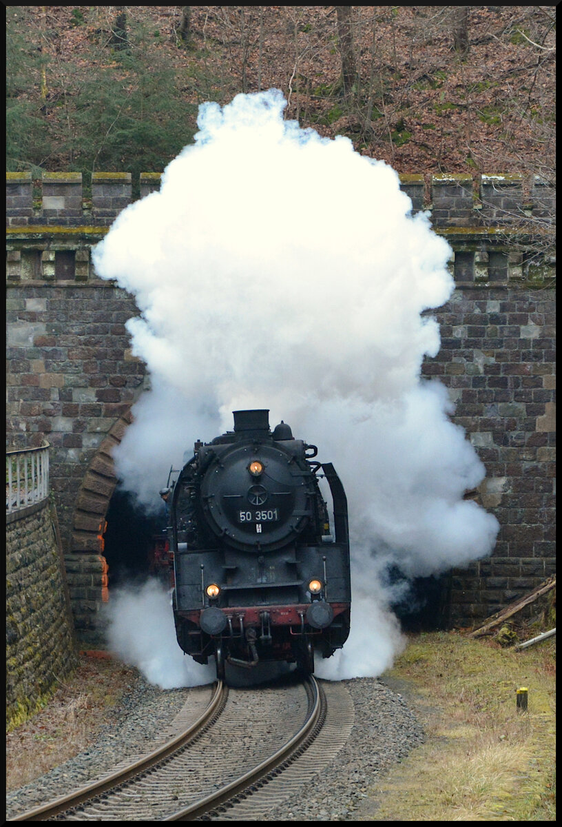 Unter Volldampf kommt am 22.02.2025 Dampflok 50 3501 (MDV) mit 23 058 und dem Sonderzug  Schneeflocke  aus dem Tunnel in Zella-Mehlis. Veranstalter der Fahrt von Nürnberg nach Arnstadt u. z. war IGE Erlebnisreisen aus Hersbruck.