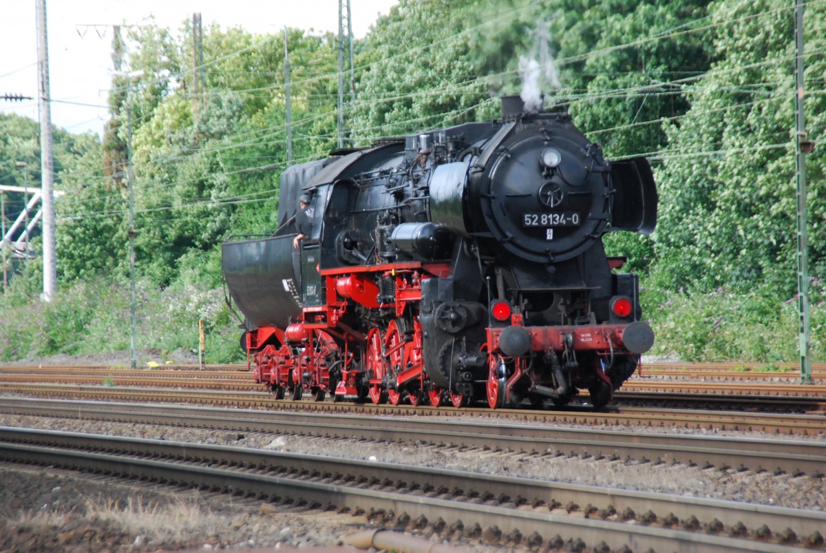 Unter Volldampf im Rückwärtsgang. Am 14.07.2012 hatte 52 8134-0 Dienst für eine Museums-Sonderfahrt. Sie hatte am Vormittag einen nostalgischen Personenzug in Richtung Köln-Deutz gebracht und kam einige Zeit später im Alleingang retour. 