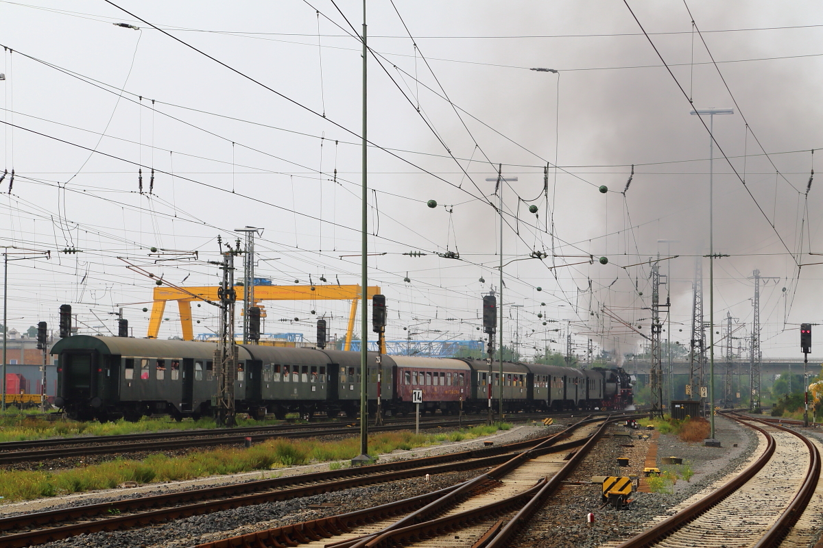 Unter Volldampf verläßt hier am Vormittag des 06.09.2014 Güterzuglok 52 8195 der Fränkischen Museums-Eisenbahn, mit ihrem aus historischen Wagen bunt zusammengewürfelten Sonderzug aus Nürnberg, den Schweinfurter Hauptbahnhof mit Fahrziel XX. Meininger Dampfloktage.