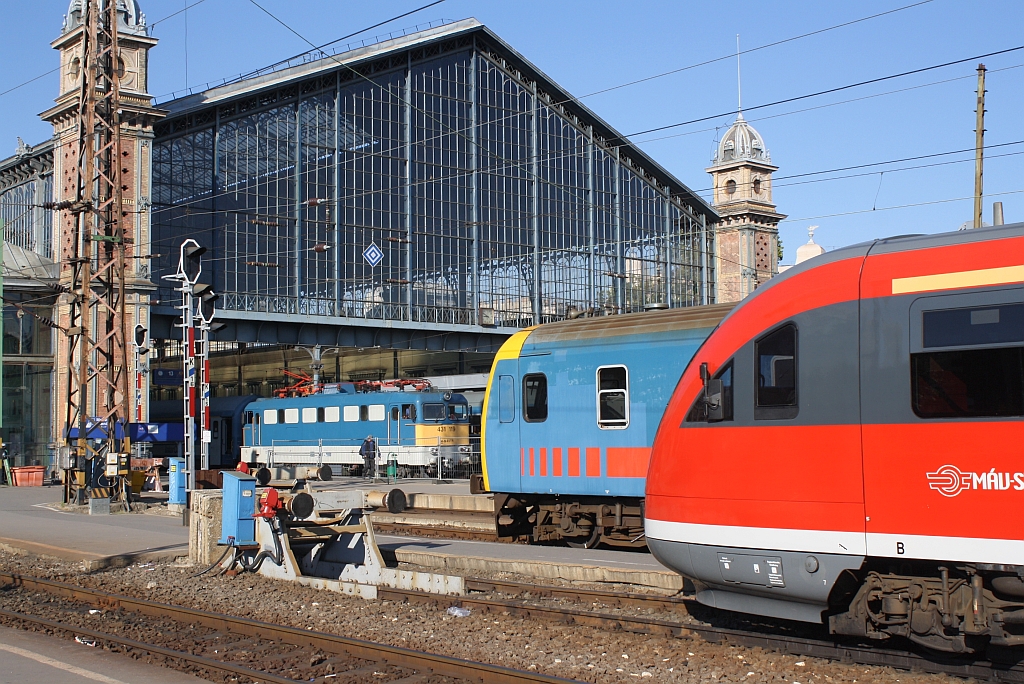 Unter und vor der Halle des, von Gustav Eiffel erbauten, budapester Bahnhofes Nyugati, ist am 07.September 2013 jede Menge los. 
