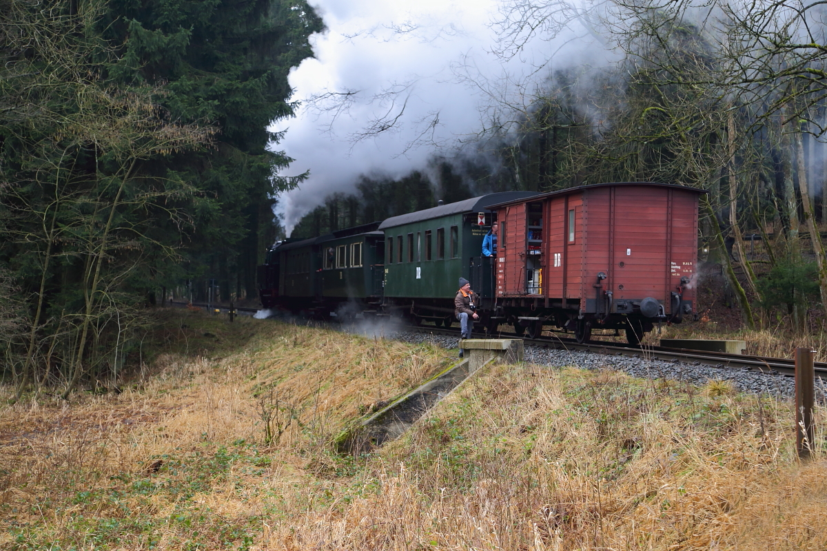 Unter den wachsamen Augen unseres IG HSB-Reiseleiters, Herrn Schwarzbach, dampft 99 6001 am 06.02.2016 mit Sonderzug 2, nachdem am nächsten vorgesehenen Fotopunkt die Fotografen ausgestiegen sind, weiter in Richtung Drei Annen Hohne. Kurz darauf werden ein Planzug, der Fotogüterzug und letztendlich Sonderzug 1 die Örtlichkeit passieren. Letzterer nimmt die Fotografen dann wieder auf und bringt sie weiter zum Bahnhof Drei Annen Hohne, wo ein wohl einmaliges Zugtreffen ansteht!!