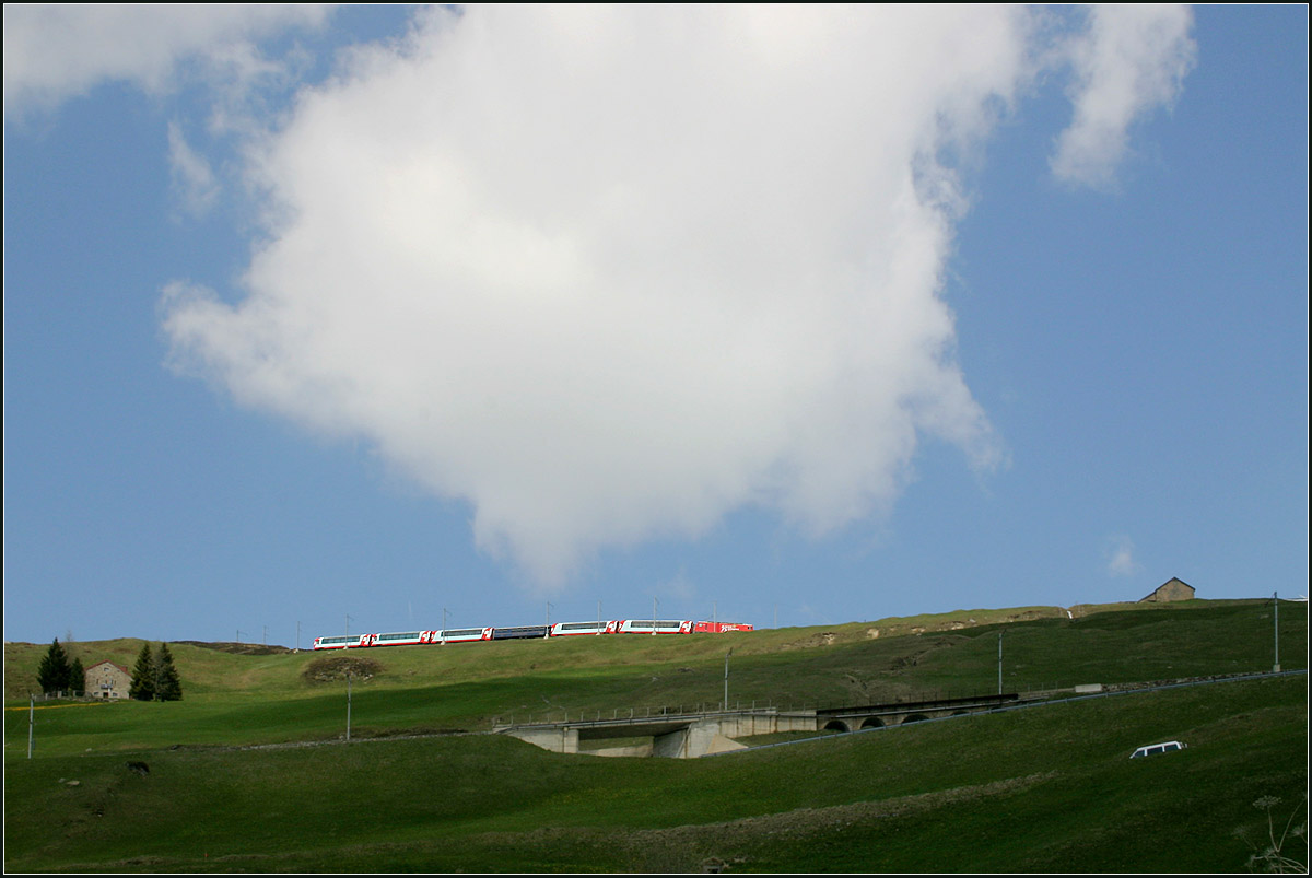 Unter der Wolke, aber im Sonnenlicht und ohne Schnee -

... senkt sich ein Glacier-Express unterhalb Nätschen kurz nach der oberen Kehre hinab in Richtung Andermatt.

11.05.2008 (M)


