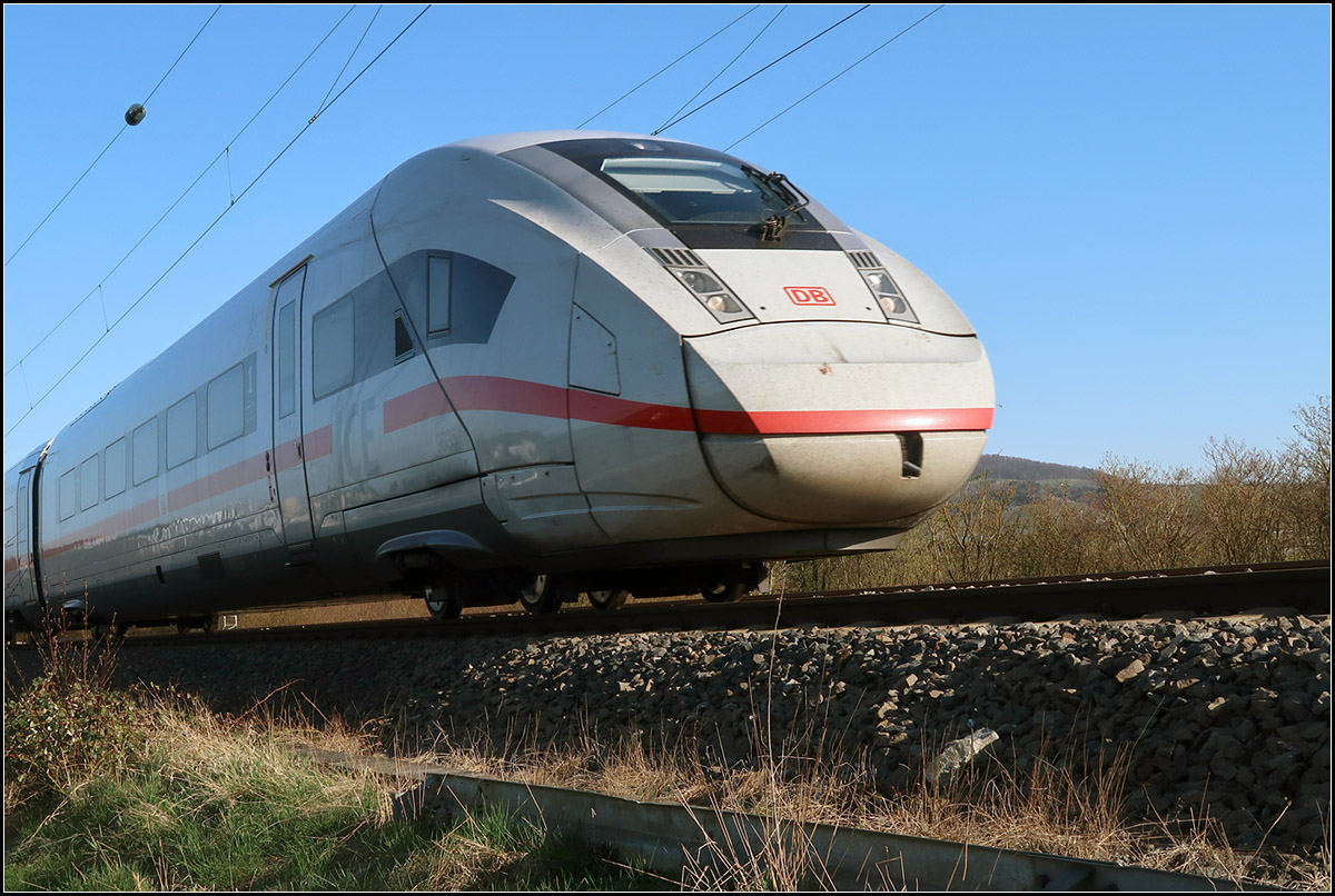Unter wunderbarem Himmel -

... rollt ein ICE 4 durchs Remstal gen Stuttgart.

Mein Hund wartete heute sehr geduldig, bis die ICEs kamen ich meine Fotoarbeiten erledigen konnte. Er wurde dafür auch mit einem besonders langen Spaziergang belont.

Gestern Abend konnte ich lange nicht einschlafen. Gefühlt kam alle paar Minuten ein Zug unter unserem Fenster auf der Remsbahn vorbei. Zwei ICEs mehr in der Stunde können das nicht gewesen sein...

Bei Weinstadt Endersbach an der Remsbahn am 23.03.2020 (M)

