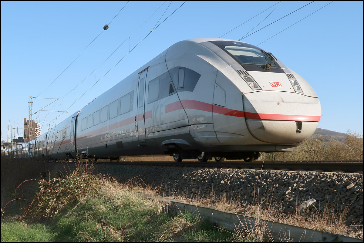 Unter wunderbarem Himmel II -

Eine zweite Version eines Bildes, das ich schon gezeigt hatte aber in Schieflage gedreht hatte mit dem daraus sich ergebendem Bildzuschnitt. 

ICE 4 auf der Remsbahn bei Weinstadt-Endersbach in Fahrtrichtung Stuttgart.

23.03.2020 (M)