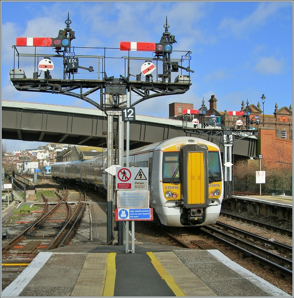 Unter wunderschön verzierten Formsignalen in Hastings rangiert der eher nüchterne 375 916. (1200 px. Version)
28. März 2006