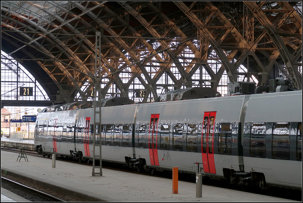 Unter zahlreichen Stahlbögen -

Die gebogene Seitenwand des Talent 2-Zuges passt zu den vielen Bögen darüber.

Leipzig-Hbf, 26.08.2017 (M)