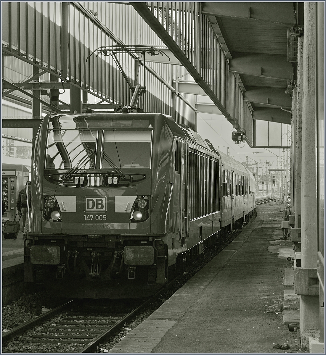 Unter den zwar verkürzten, aber immer noch vorhandenden Bahnhofshallendächern von Stuttgart wartet die DB 147 005 vor  Silverlingen  auf die Abfahrt.
5. Okt. 2017