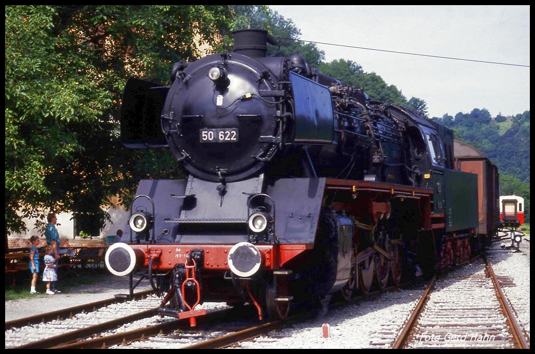 Untere Kochertalbahn am 13.08.1989: Der Sonderzug mit 50622 ist im Endbahnhof Ohrnberg angekommen und 50622 setzt um.