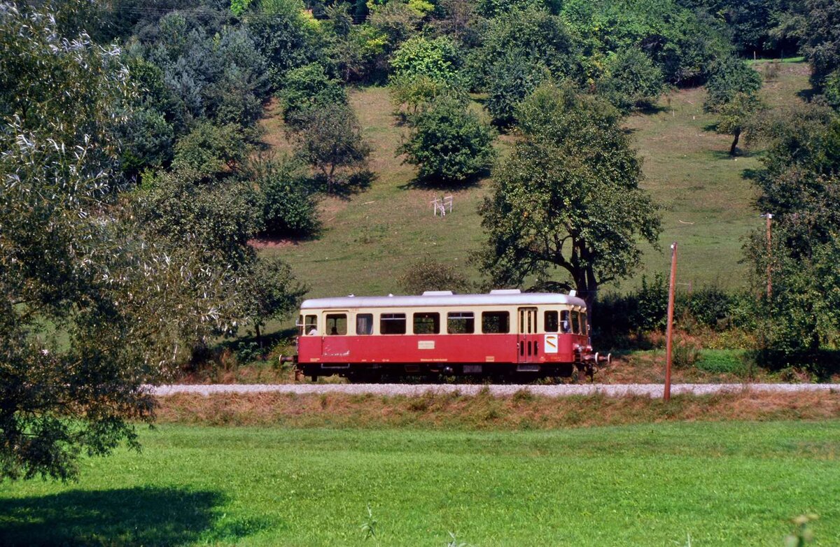 Untere Kochertalbahn (WEG): Ein einzelner Schienenbus fährt am 27.08.1985 entlang der Kocher.