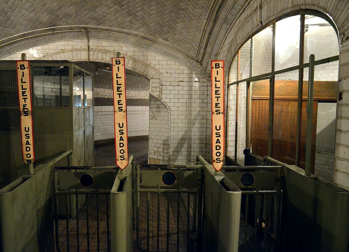 Untergrundmuseum/1: an der Madrider Metrolinie 1 befindet sich zwischen den Stationen  Bilbao  und  Iglesias  der stillgelegte Bahnhof  Chamberi . Madrid, 26.9.2014
