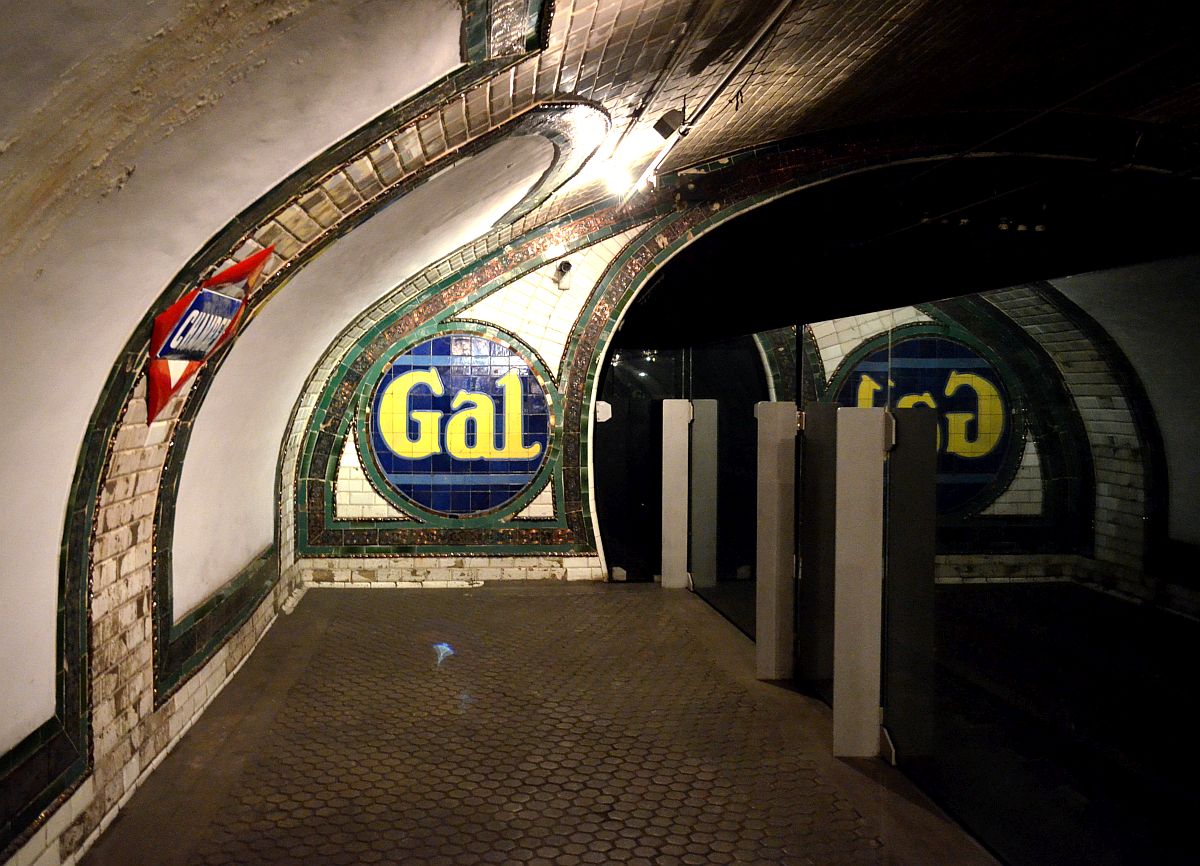 Untergrundmuseum/3: als  Chamberi  1966 wegen zu geringer Haltestellenabstände geschlossen wurde, blieb alles so, wie es war - inklusive der gekachelten Werbetafeln. Madrid, 26.9.2014