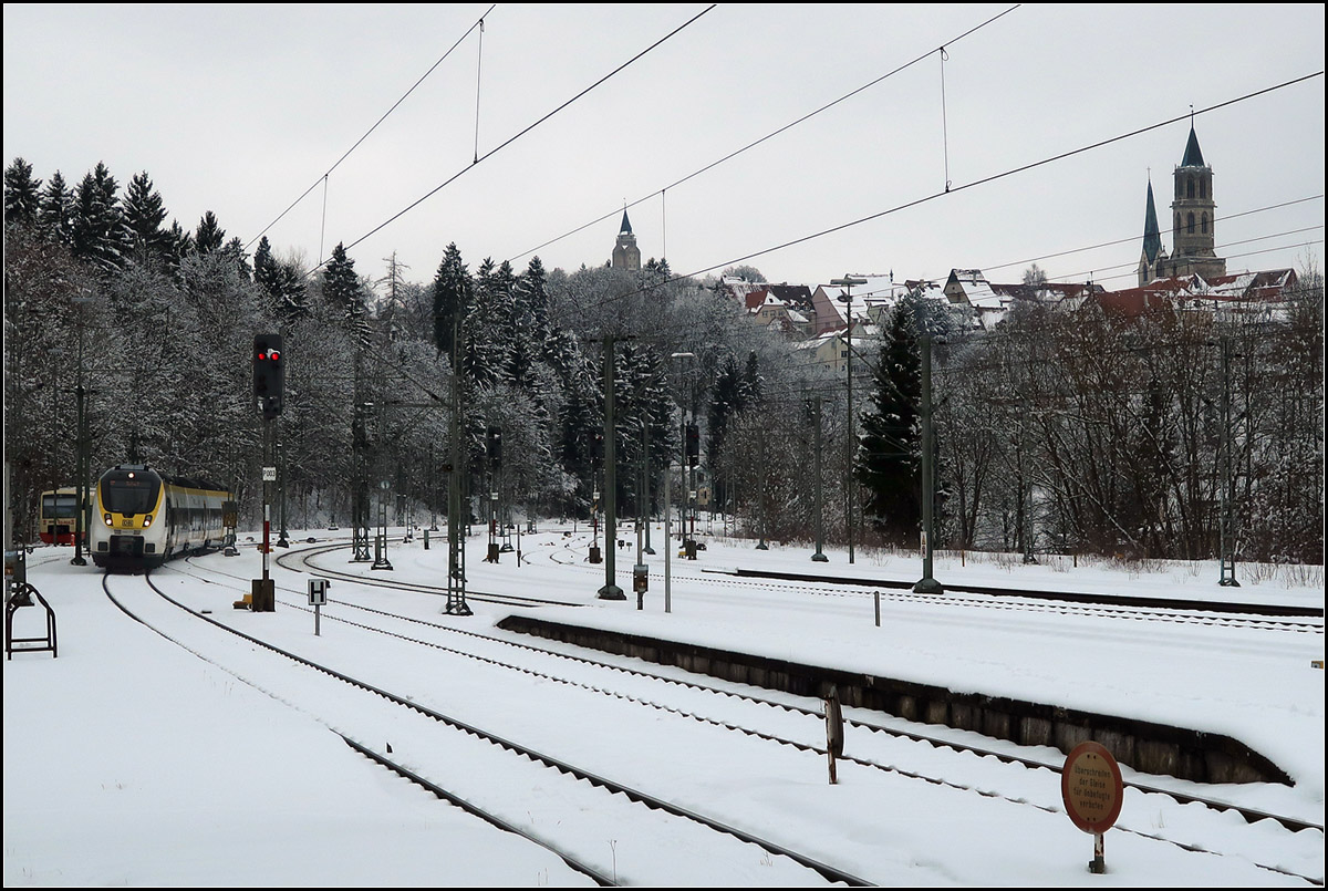 Unterhalb der Altstadt und unter der Schneedecke -

... liegen die Gleise des Bahnhofes Rastatt mit einem einfahrenden Talent 2 aus Stuttgart.

19.02.2018 (M)