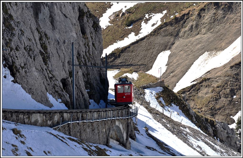 Unterhalb der Bergstation fährt die Bahn der Selwand entlang. (20.05.2014)