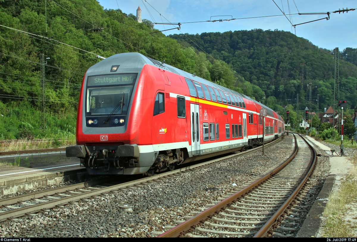 Unterhalb der Burg Helfenstein:
DABpbzfa 767.2 (50 80 86-81 060-5 D-DB) mit Schublok 111 165-7 von DB Regio Baden-Württemberg als verspäteter RE 4226 von Lindau Hbf nach Stuttgart Hbf erreicht den Bahnhof Geislingen(Steige) auf der Bahnstrecke Stuttgart–Ulm (Filstalbahn | KBS 750).
[26.7.2019 | 17:49 Uhr]