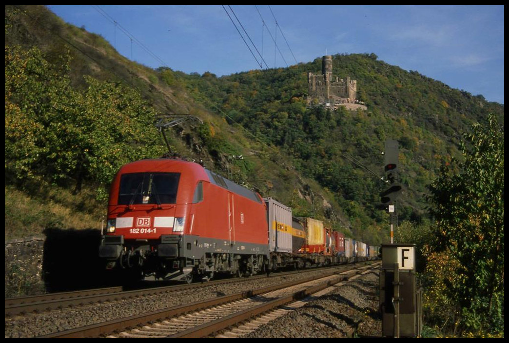 Unterhalb von Burg Maus ist hier der damals nagelneue DB Taurus 182014-1 mit dem TEC 43102 um 15.22 Uhr auf der rechten Rheinseite in Richtung Köln unterwegs.