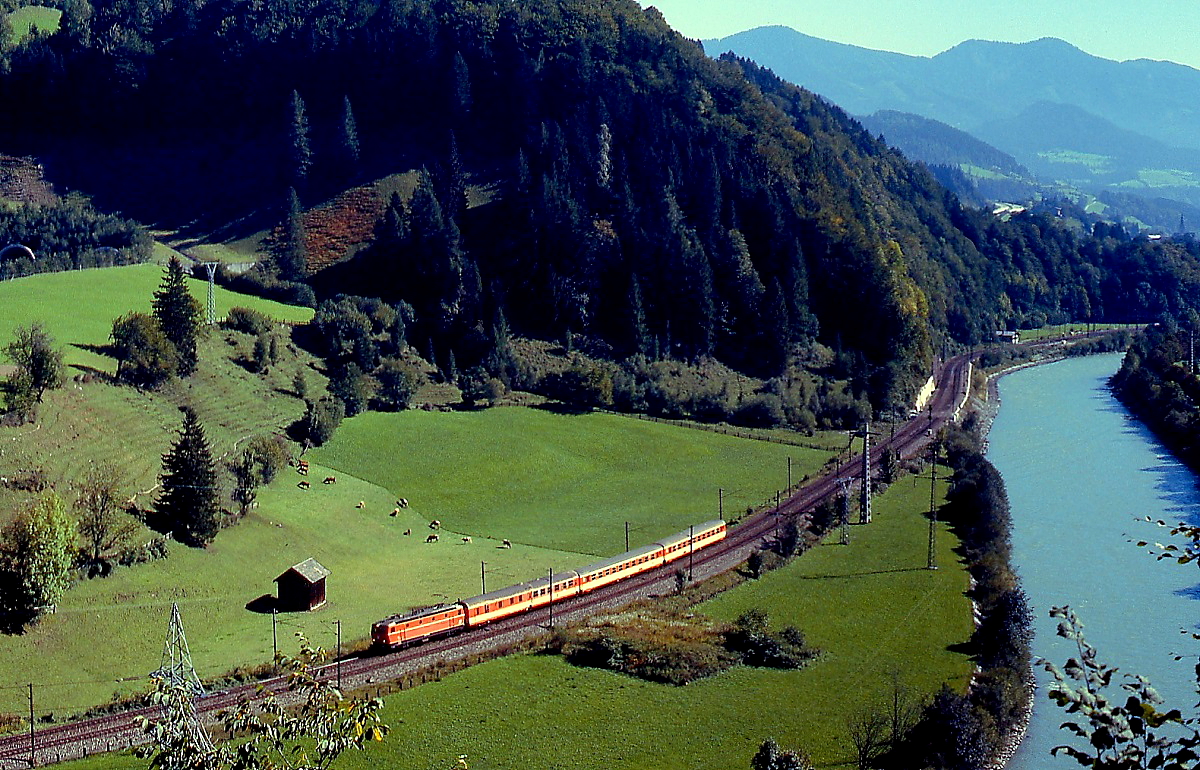 Unterhalb der Festung Hohenwerfen ist eine 1044 im September 1986 mit einem Regionalzug unterwegs 