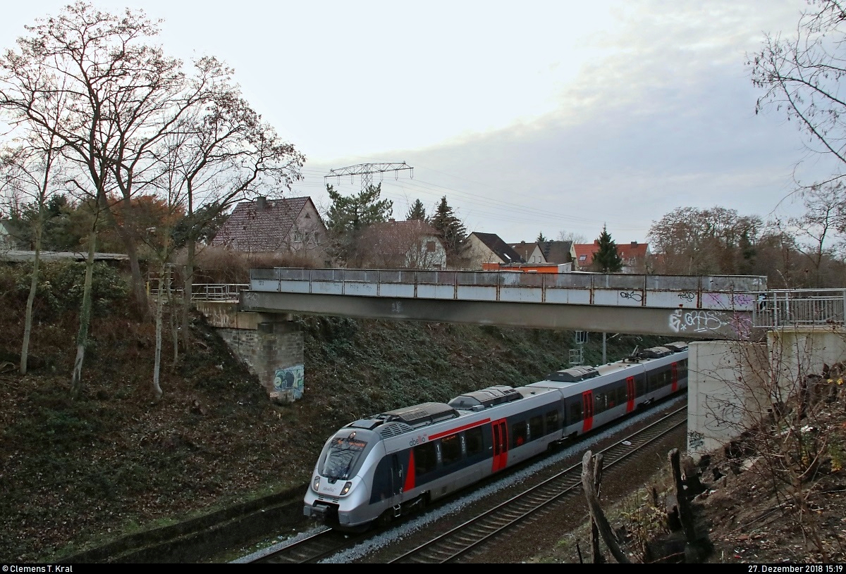 Unterhalb der Fußgängerbrücke beim Bahnhof Halle Südstadt fährt 9442 601 (Bombardier Talent 2) von Abellio Rail Mitteldeutschland als RB 74781 (RB75) von Lutherstadt Eisleben nach Halle(Saale)Hbf auf der Bahnstrecke Halle–Hann. Münden (KBS 590).
[27.12.2018 | 15:19 Uhr]
