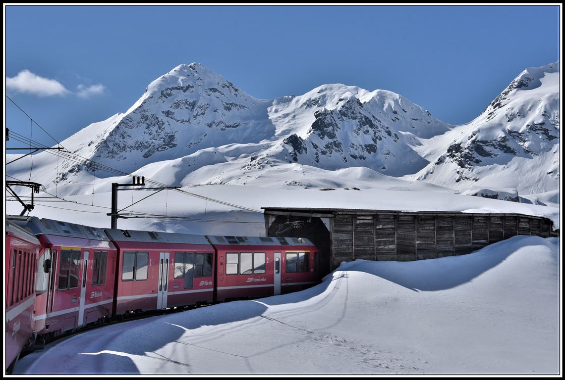 Unterhalb vom Piz Cambrena 3604m erreicht der R4621 mit ABe 8/12 3508 die Schutzgalerie Arlas. (17.04.2019)