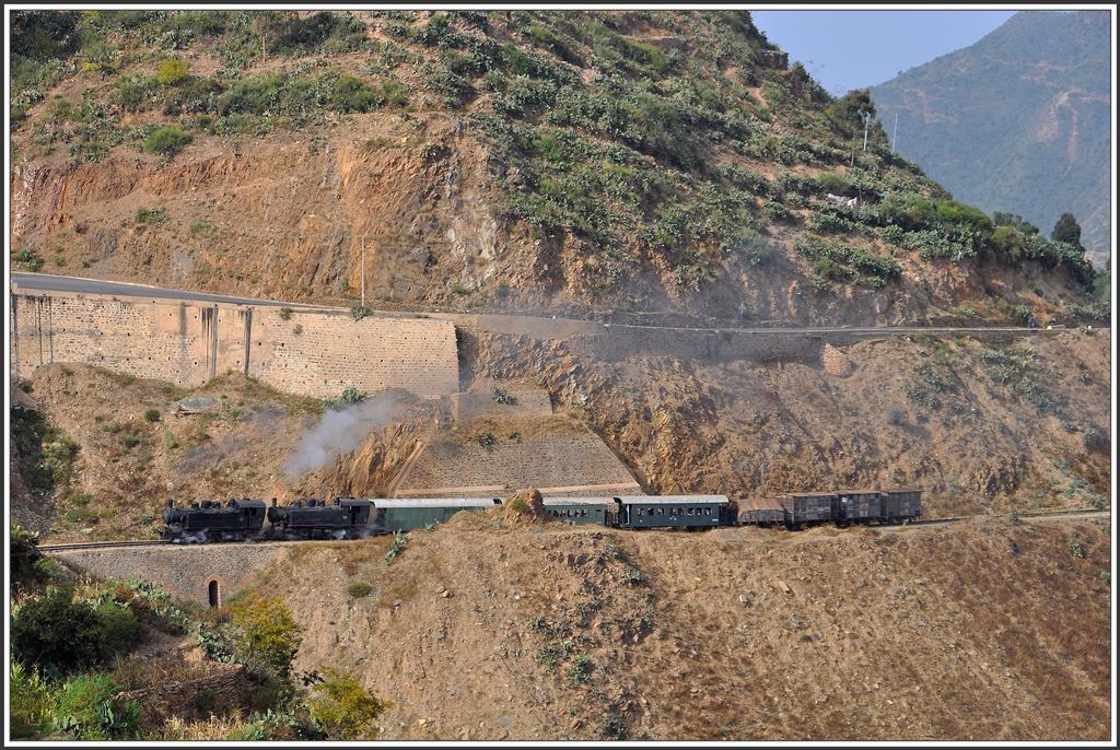 Unterhalb der Strasse kämpft sich der GmP mit den Malletloks 442.59 und 442.55 bergwärts. (10.12.2014)