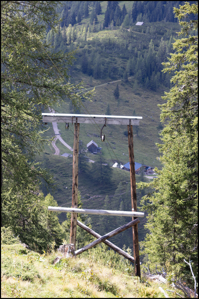 Unterhalb der S�dwandh�tte kann man die Talstation der zugeh�rigen Seilbahn erahnen . 28.07.2026