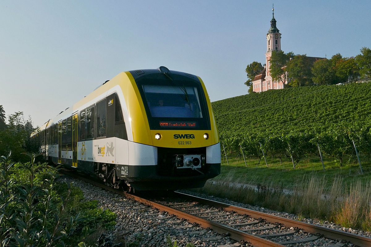 Unterhalb der Wallfahrtskirche Birnau befindet sich 622 963 als RB 22785 auf der Fahrt von Radolfzell nach Friedrichshafen (20.09.2020).