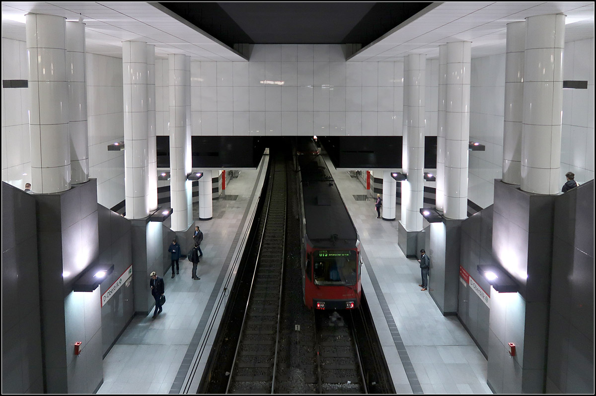 Unteridisch durch Düsseldorf-Oberbilk -

Blick vom Zwischengeschoss in den Gleis- und Bahnsteigbereich des U-Bahnhofes Oberbilk S.

15.10.2019 (M)

