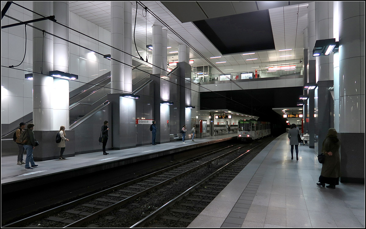 Unterirdisch durch Düsseldorf-Oberbilk -

2002 wurde der Düsseldorfer Stadtbahntunnel vom Hauptbahnhof durch den Stadtteil Oberbilk verlängert. Es entstanden drei U-Bahnhöfe mit Seitenbahnsteige, da der zweigleisige Tunnel mit einer Tunnelbohrmaschine aufgefahren wurde. Im Gegensatz zu den zuvor gebauten U-Stationen wurde diese viel heller gestaltet. Im Bild die Station Oberbilk S am Oberbilker Bahnhof mit der luftigen Halle.

14.10.2019 (M)

