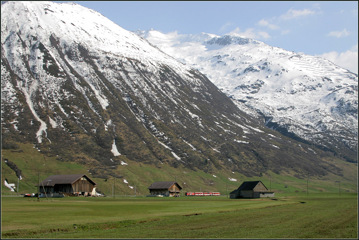 Unterm Berg in der Ebene -

Im Reusstal bei Andermatt ist dieser Regionalzug von Hospental her kommend unterwegs.

10.05.2008 (M)