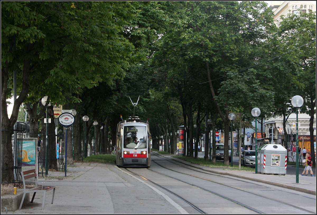 Unterm Blätterdach -

Eine Straßenbahn vom Typ ULF erreicht die Haltestelle Schottenring.

04.06.2015 (Matthias)