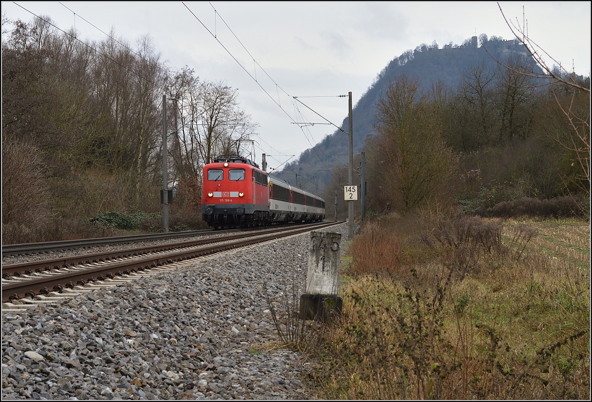 Unterm Hohentwiel verlässt 115 198 Singener Gefielde mit IC 280 nach Stuttgart. Kurz darauf verscheuchte sie den Turmfalken, der in Mattis Bild gut zu sehen ist. Schlatt unter Krähen, Dezember 2014.
