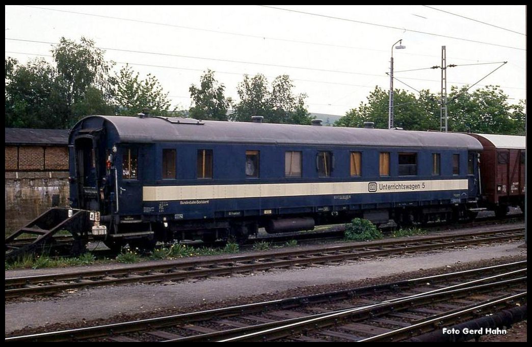 Unterrichtswagen Nr. 5 der DB  mit der Wagen Bezeichnung 608099-69901-9 am 7.6.1991 im Bahnhof Bebra.