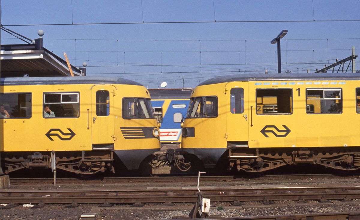 Unterschiedliche Fronten der DE2 Züge in Zwolle am 23.09.1994, 14.24u. Links NS 183, rechts NS 170, als Zug 7945 (Zwolle - Almelo). Scan (Bild 6755), Fujichrome100).
