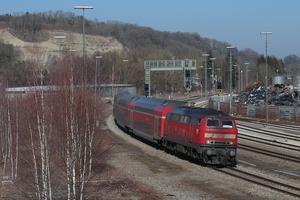 Unterschiedliche Jahreszeiten, unterschiedliche Sauberkeit (||) - IRE 4215, Stuttgart - Lindau, am 16.02.2017 gezogen von 218 427-3, bei der Einfahrt in den Bahnhof von Biberach (Riß). Was seit Längerem auffällt, dass die Züge auf der Südbahn nicht mehr so sauber unterwegs sind wie früher.