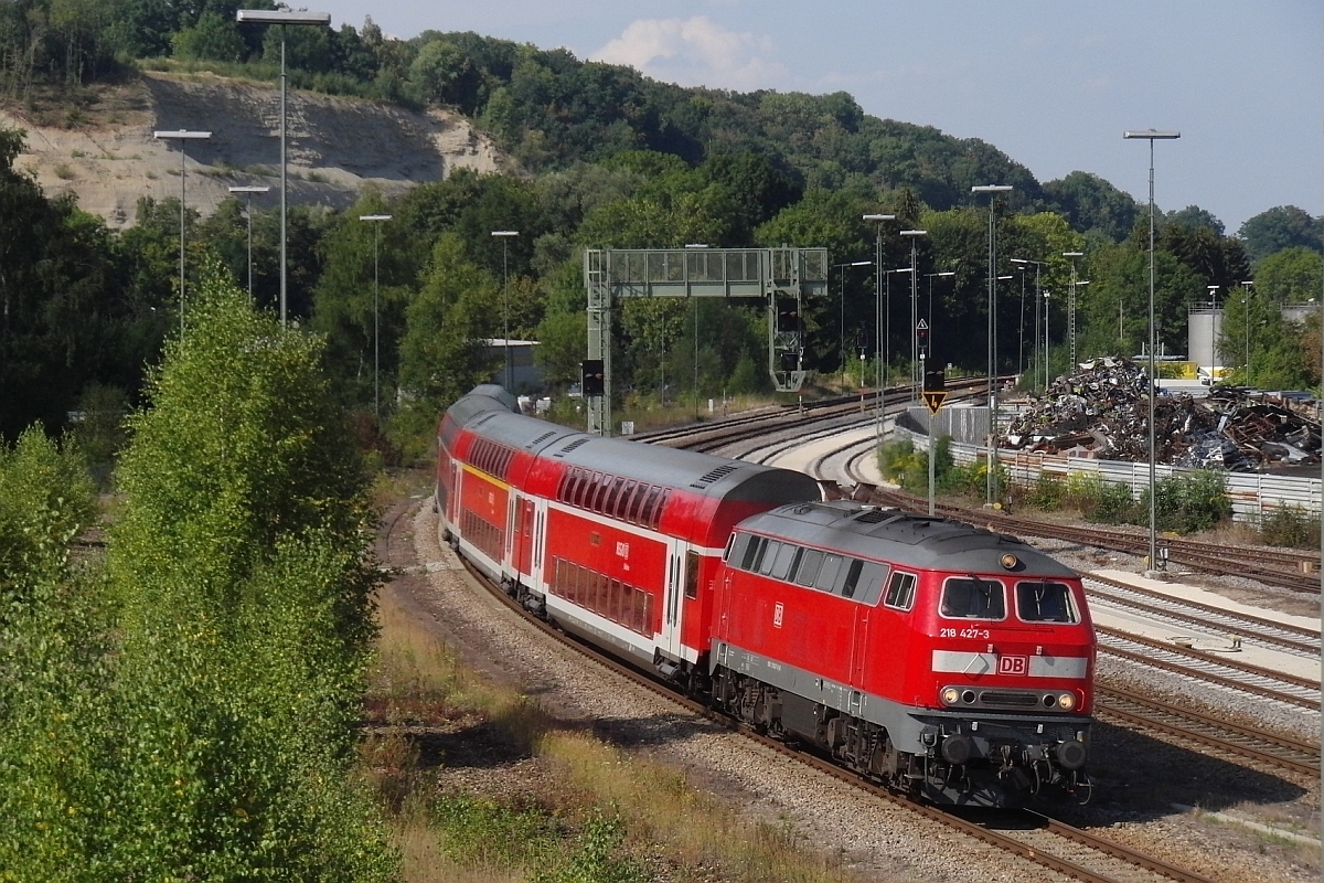 Unterschiedliche Jahreszeiten, unterschiedliche Sauberkeit (|) - Auf der Fahrt von Stuttgart nach Lindau fährt 218 427-3 mit dem IRE 4229 am 06.09.2013 in den Bahnhof Biberach (Riß) ein. Auffallend, dass früher die Züge sauberer unterwegs waren als aktuell. Ob es an der Jahreszeit liegt? Warten wir es ab.