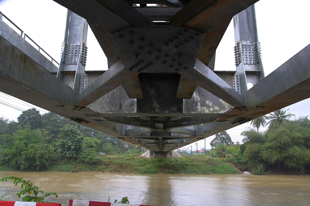 Unterseite der im Strecken-Km 925,25 der Southern Line gelegene 80m lange Brücke über den U-Ta Phao River bei regnerischem Wetter am 07.Jänner 2023.